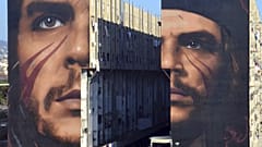 Che Guevara arcképe a házak egyik oldalán 2018-ban