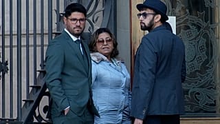 La madre di Alves prima dell'inizio del processo