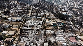 Grupos de residentes tratan de limpiar su barrio, afectado por los incendios, en Viña del Mar (Chile), el 4 de febrero