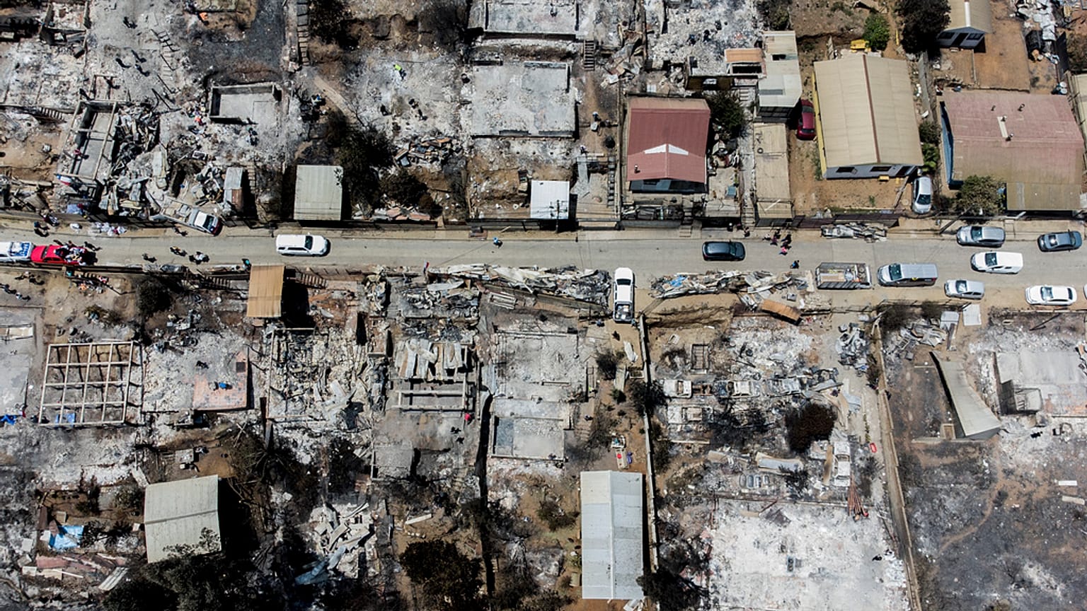 Un quartiere bruciato a Vina del Mar, in Cile, domenica 4 febbraio 2024