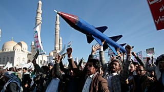 حامیان شبهنظامیان حوثی در یک راهپیمایی در حمایت از فلسطینیان در نوار غزه و علیه حملات هوایی آمریکا به یمن در صنعا، یمن