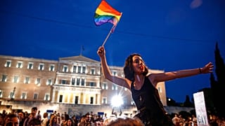 Pride στο κέντρο της Αθήνας με φόντο την ελληνική Βουλή