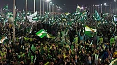 أنصار الجماعة الدينية الباكستانية تحريك لبّيك باكستان يحضرون تجمعاً انتخابياً في كراتشي، باكستان، 4 فبراير، 2024.