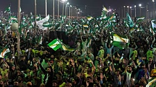 أنصار الجماعة الدينية الباكستانية تحريك لبّيك باكستان يحضرون تجمعاً انتخابياً في كراتشي، باكستان، 4 فبراير، 2024.