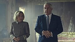 Netflix publie les premières photos de son film sur l'interview du Prince Andrew - photo : Gillian Anderson et Rufus Sewell dans les rôles d'Emily Maitlis et du Prince Andrew.