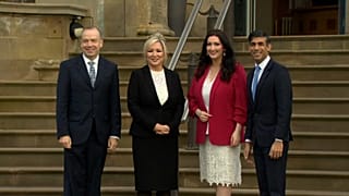 Der britische Premierminister Rishi Sunak und sein irischer Amtskollege Leo Varadkar sind nach Belfast gereist, um die neue nordirische Regierung im Stormont Castle zu treffen