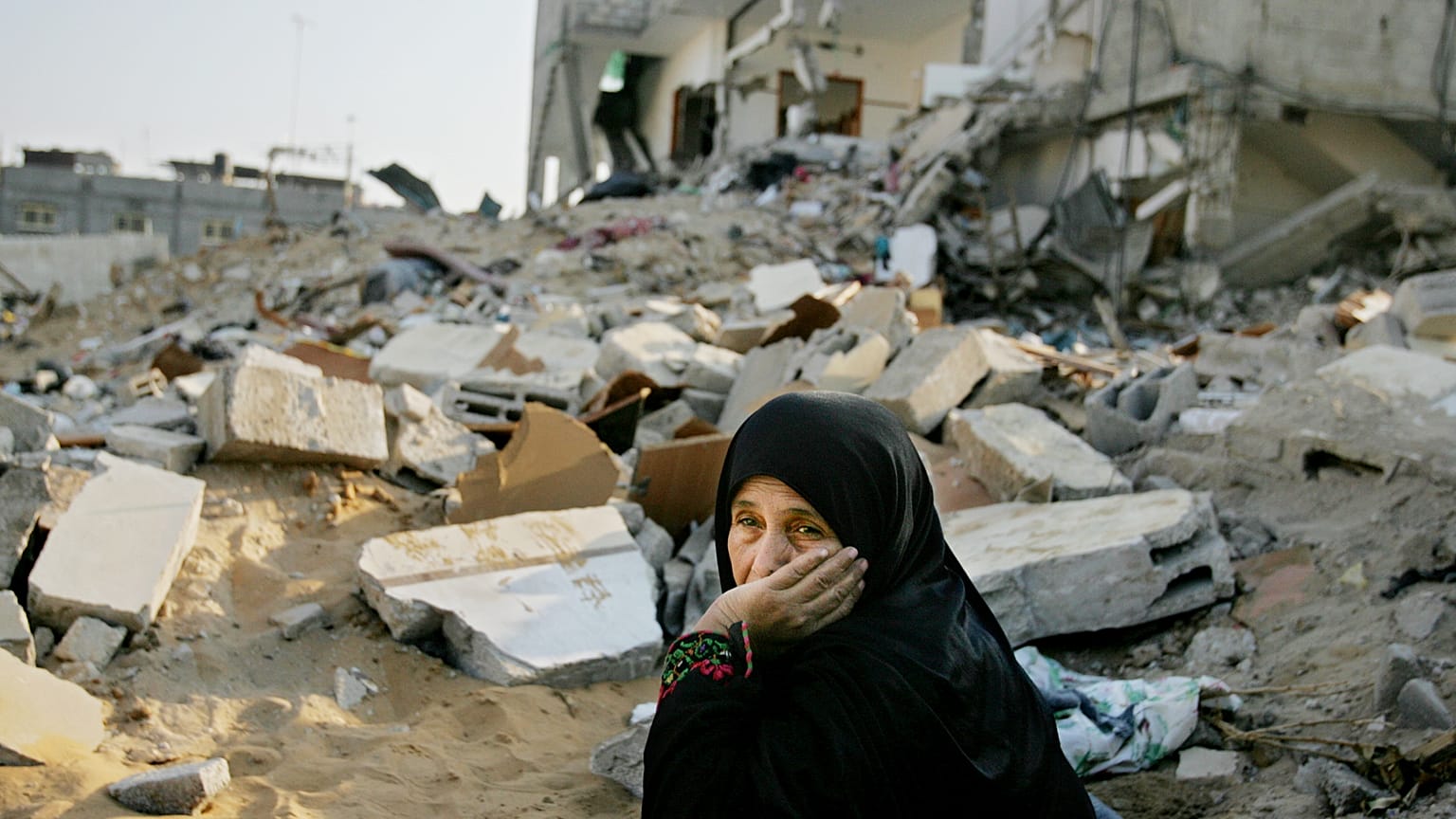 امرأة فلسطينية مسنة تجلس فوق أنقاض منزلها المدمر في مخيم جباليا للاجئين