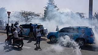 La Policía antidisturbios senegalesa dispara gases lacrimógenos contra los partidarios del candidato presidencial de la oposición Daouda Ndiaye en Dakar, Senegal, el 4 de febr