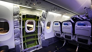 Alaska Havayolları'na ait bir Boeing 737 Max 9 uçağının incelenmeyi bekleyen kapı tapası bölgesi