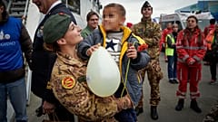 Un bambino palestinese arrivato in Italia a bordo di Nave Vulcano della Marina Militare
