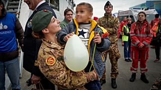 Un bambino palestinese arrivato in Italia a bordo di Nave Vulcano della Marina Militare