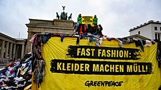 Una pancarta desplegada por activistas de Greenpeace frente a la Puerta de Brandeburgo, Berlín.