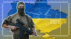 Finnischer Soldat in der Ukraine vor Kartenkoordinaten im Hintergrund