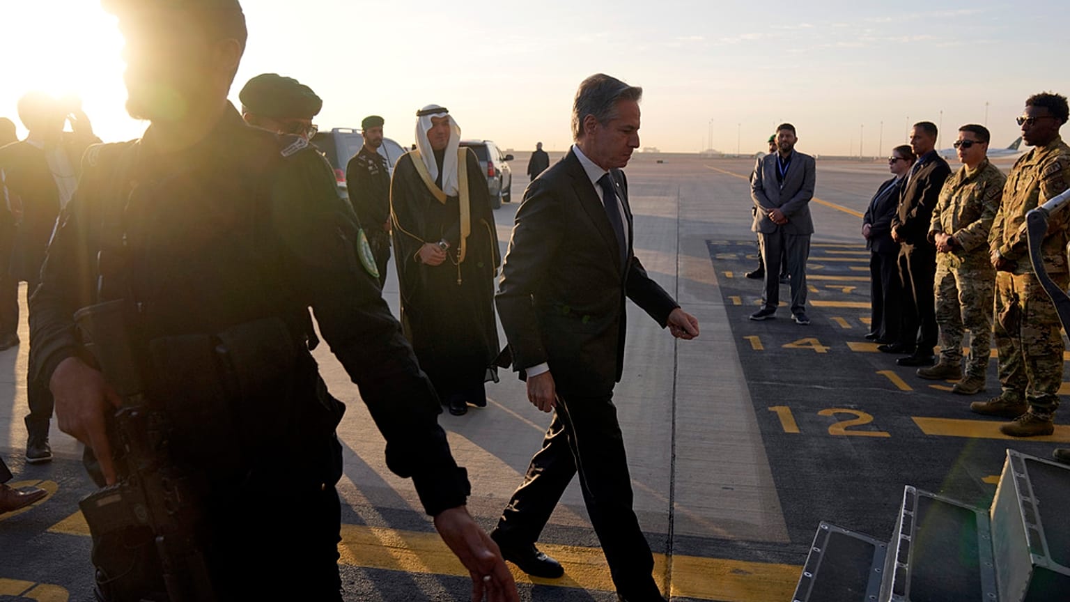 Le secrétaire d'État américain Antony Blinken à l'aéroport international King Khalid de Riyad, en Arabie saoudite, le mardi 6 février 2024.