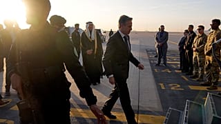 Le secrétaire d'État américain Antony Blinken à l'aéroport international King Khalid de Riyad, en Arabie saoudite, le mardi 6 février 2024.
