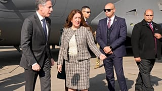 Энтони Блинкена у Трапа самолета в Каире встречала посол США в Египте Херро Мустафа Гарг. 