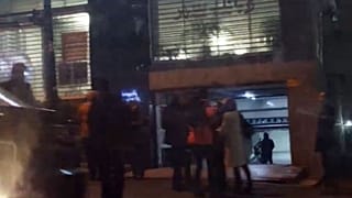 تجمع خانواده خبرنگاران در اطراف ساختمان 
