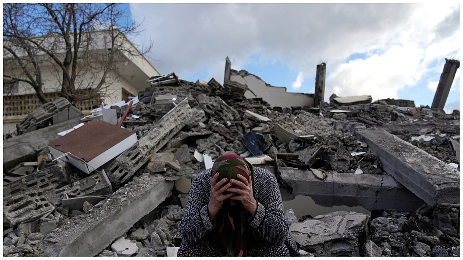 سيدة تبكي أحبتها على أنقاض بيتها في نورداجي جنوب تركيا