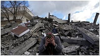 سيدة تبكي أحبتها على أنقاض بيتها في نورداجي جنوب تركيا