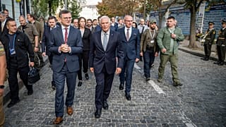 عکس آرشیوی از جوزپ بورل، مسئول سیاست خارجی اتحادیه اروپا در جریان سفر به اوکراین در اکتبر ۲۰۲۳