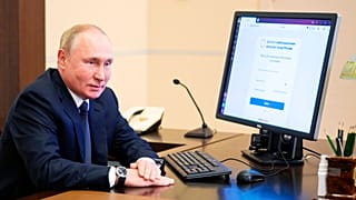 Vlagyimir Putyin orosz elnök egy számítógép monitora előtt