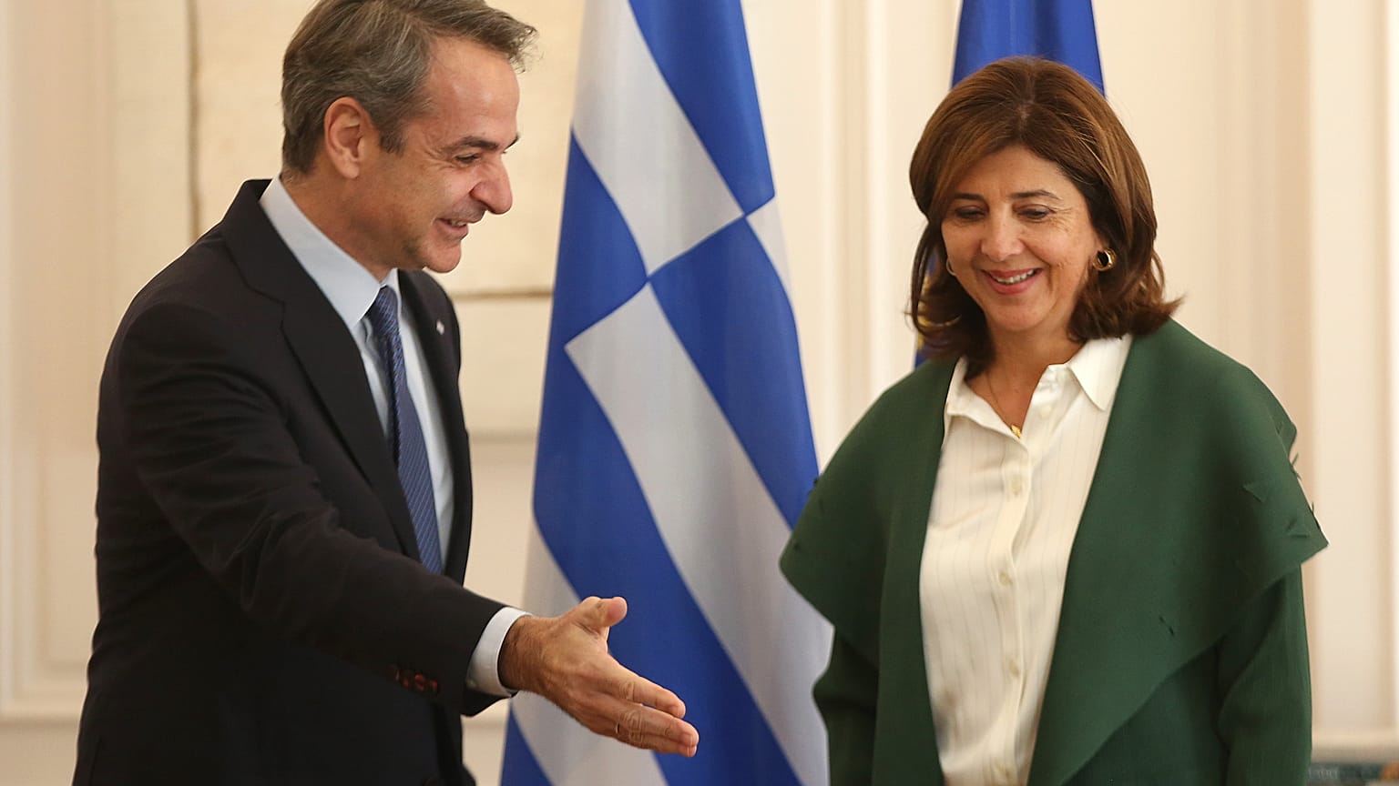 Ο πρωθυπουργός Κυριάκος Μητσοτάκης υποδέχεται την προσωπική απεσταλμένη του γενικού γραμματέα των Ηνωμένων Εθνών για την Κύπρο, María Angela Holguín Cuéllar στο Μέγαρο Μαξίμου