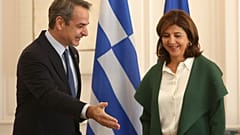 Ο πρωθυπουργός Κυριάκος Μητσοτάκης υποδέχεται την προσωπική απεσταλμένη του γενικού γραμματέα των Ηνωμένων Εθνών για την Κύπρο, María Angela Holguín Cuéllar στο Μέγαρο Μαξίμου