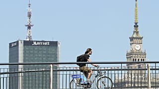 Közbringán tekerő férfi Varsóban