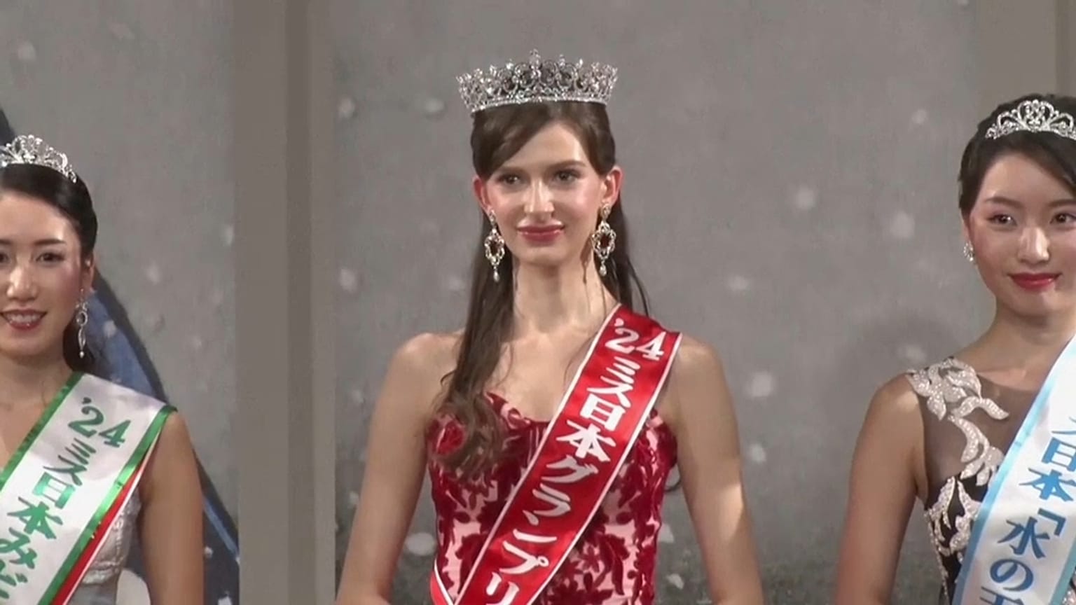 Die neue Miss Japan Karolina Shiino hat auf ihre Krone verzichtet. 