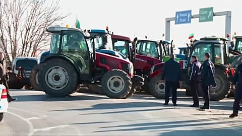 صورة مأخوذة من مقطع فيديو، المزارعون يقطعون أحد الشوارع