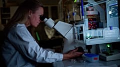 Sophia Schedin Weiss kutató és docens neuronokat vizsgál mikroszkópban. Fotók az Alzheimer-kutatásról a Huddinge Neurobiológiai, Gondozástudományi és Társadalmi Tanszéken 2015