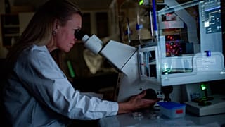 Sophia Schedin Weiss kutató és docens neuronokat vizsgál mikroszkópban. Fotók az Alzheimer-kutatásról a Huddinge Neurobiológiai, Gondozástudományi és Társadalmi Tanszéken 2015