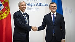 João Gomes Cravinho, MNE de Portugal, com o holólogo ucraniano Dmytro Kuleba.
