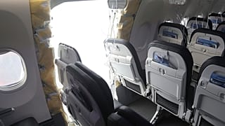 Laut Laut einem Bericht der US-Sicherheitsbehörden fehlten an dem herausgerissenen Rumpfteil des Boeing 737 MAX 9 offenbar vier Bolzen.