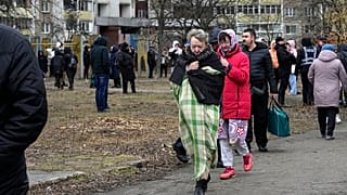 Vecinos de Kiev abandonan sus casas tras un ataque ruso