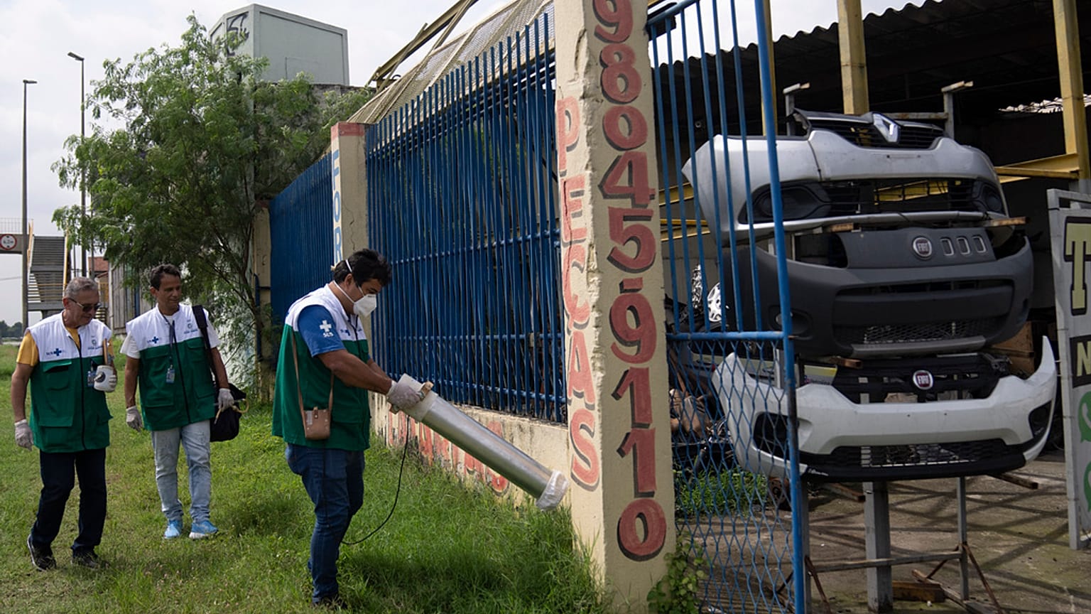 Fumigan las calles de Río de Janeiro contra el dengue