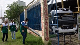 Fumigan las calles de Río de Janeiro contra el dengue