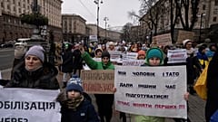 Frauenprotest für kürzere Wehrdienstzeiten der Männer