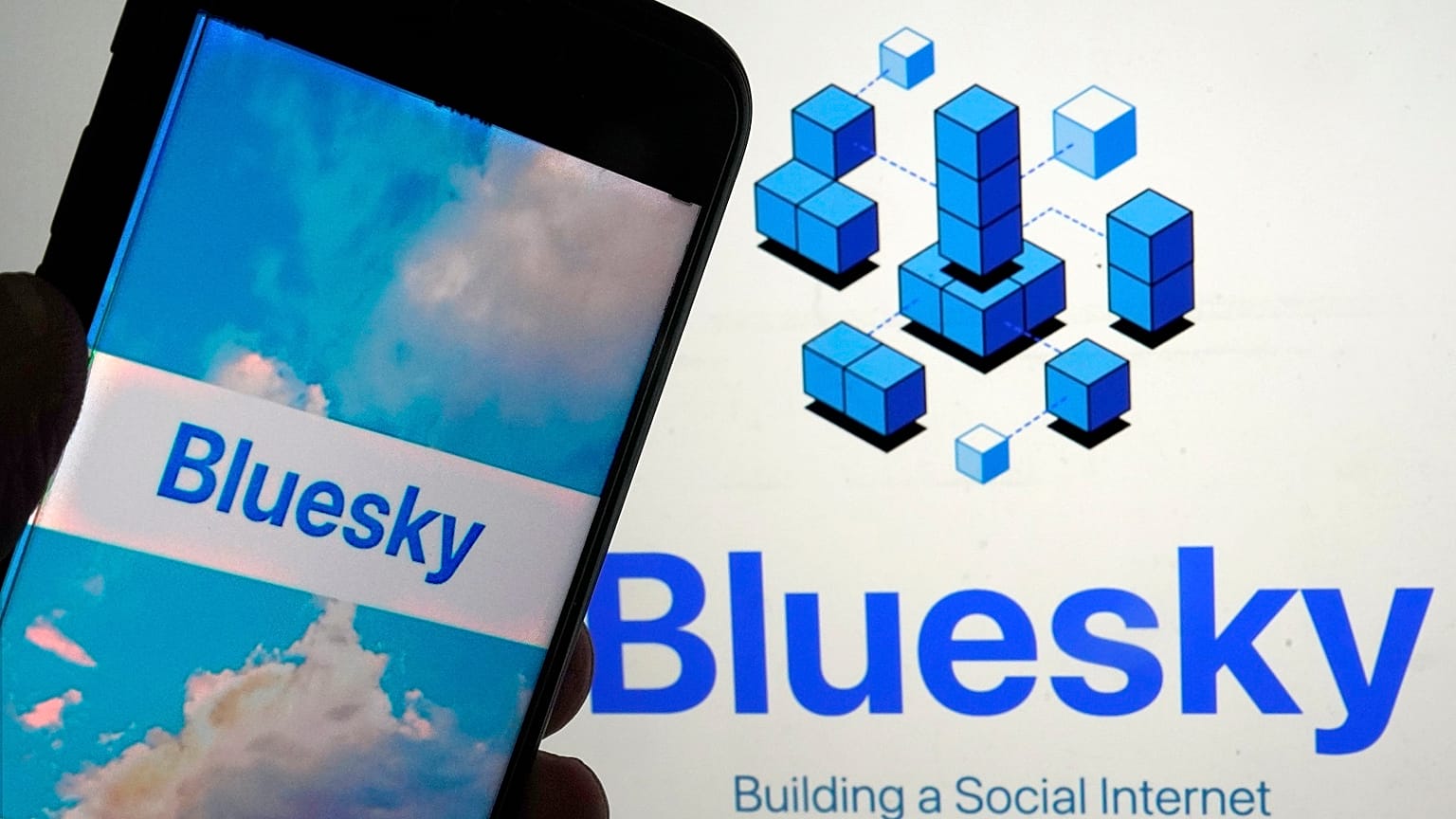 La aplicación para Bluesky se muestra en un teléfono móvil, a la izquierda, y en la pantalla de un ordenador portátil, el viernes 2 de junio de 2023, en Nueva York.