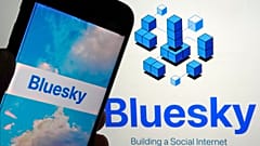 Bluesky uygulaması, 2 Haziran 2023 Cuma günü New York'ta bir cep telefonunda, solda ve bir dizüstü bilgisayar ekranında gösteriliyor.