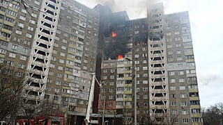 Los bomberos tratan de extinguir un incendio en un edificio residencial en Kiev tras los ataques rusos de este miércoles en Kiev