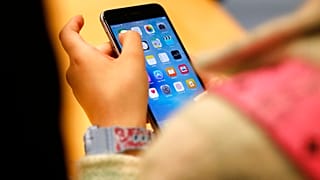 Παιδί κρατάει ένα Apple iPhone 6, εικόνα αρχείου
