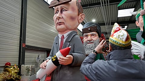Algunas de las figuras caricaturizadas que forman parte del desfile.