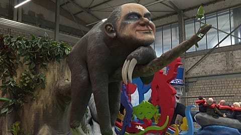 Am Rosenmontag werden bunte Persiflagewagen durch Köln ziehen. Besucher können dort einen riesigen Selenskyj oder Olaf Scholz als Faultier bestaunen.