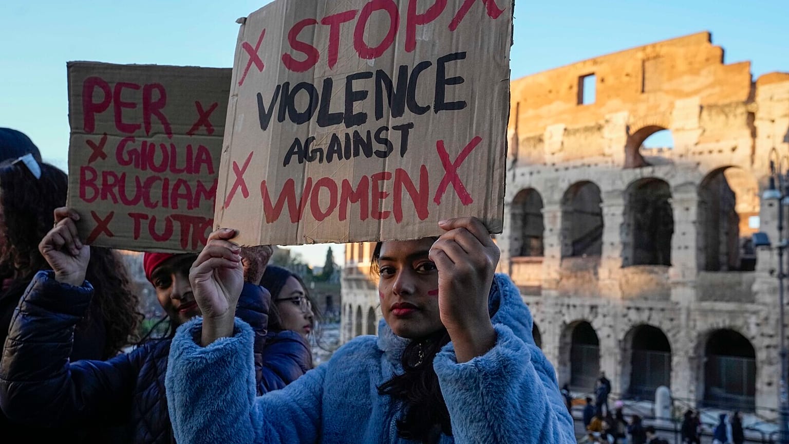 Roma'da Kadına Yönelik Şiddete Karşı Uluslararası Mücadele Günü dolayısıyla düzenlenen gösteride bir kadın 'Kadına yönelik şiddete son' yazılı bir pankart tutuyor