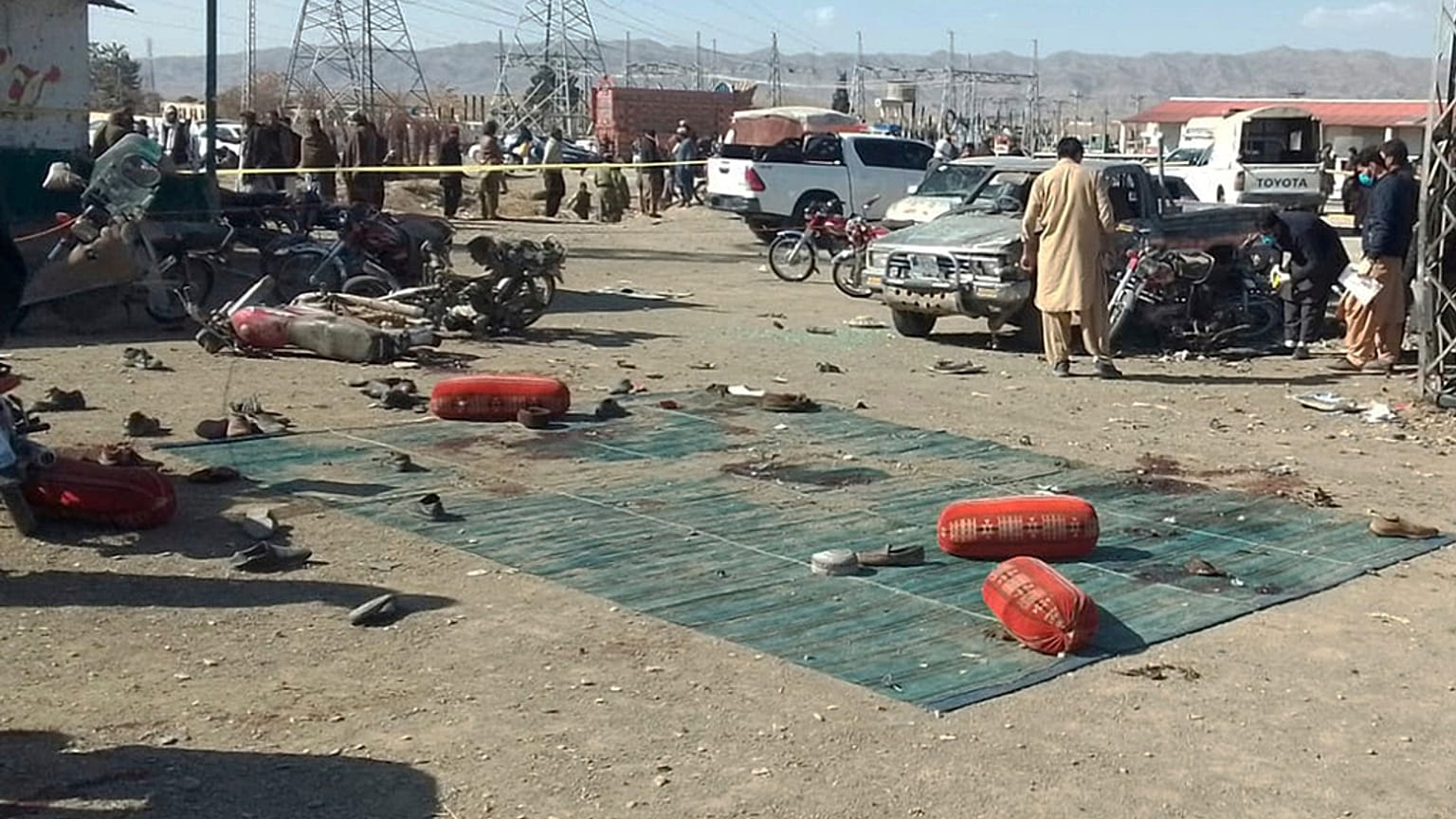 Bombenanschläge in Pakistan töten mindestens 29 Menschen einen Tag vor der Wahl.