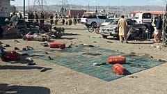 Bombenanschläge in Pakistan töten mindestens 29 Menschen einen Tag vor der Wahl.