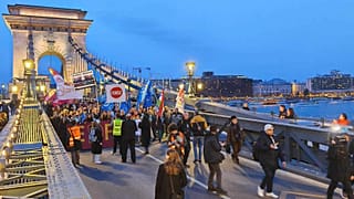 Több ezres tömeg vonult a Lánchídon az elnöki palota elé 