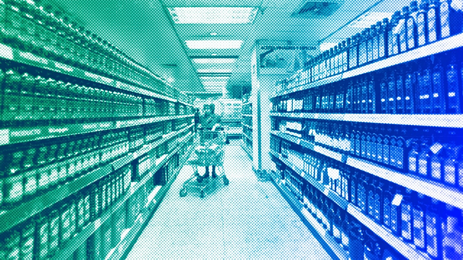 Eine Frau schiebt ihren Einkaufswagen in einem Supermarkt in Madrid, Oktober 2008