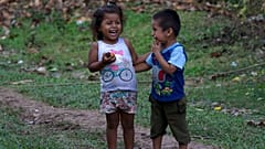 Lachende Kinder beim Verzehr einer lokalen Frucht in der Gemeinde Chambira im peruanischen Amazonasgebiet essen, Dienstag, 4. Oktober 2022. 